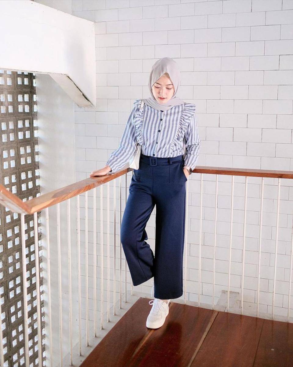 gaya OOTD hijab Sari Endah Pratiwi dengan nuansa biru (instagram.com/saritiw)
