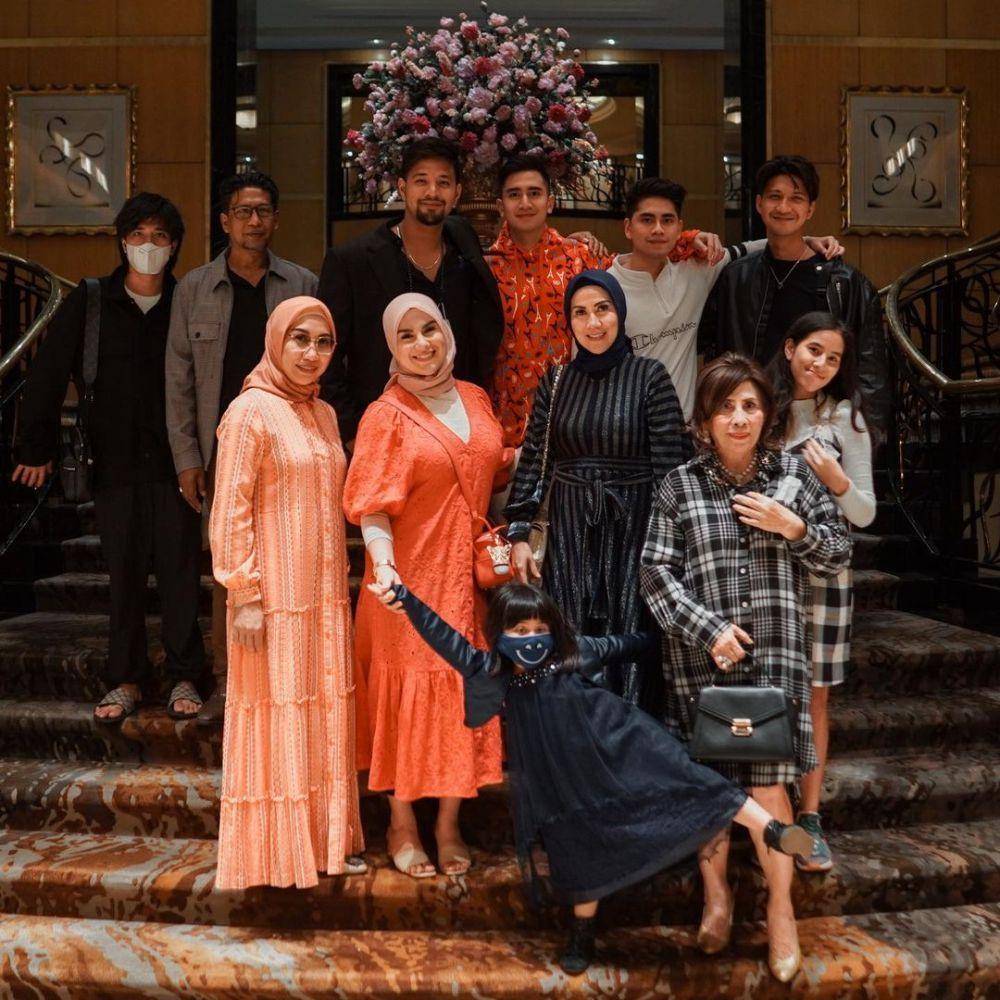 Gaya lebaran hijab ala Irish Bella (instagram.com/_irishbella_)
