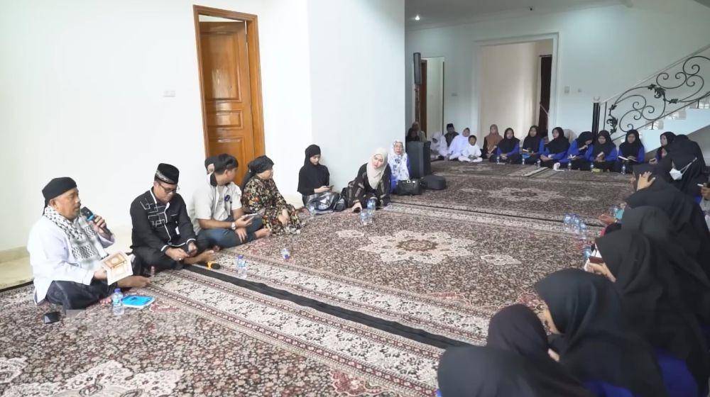syukuran rumah baru Fuji (YouTube.com/Fuji An)