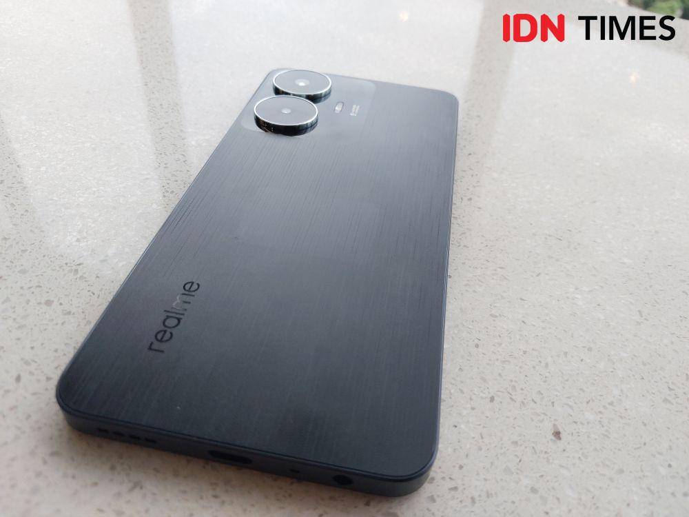 desain belakang realme C55 NFC (dok. IDN Times/Fatkhur Rozi)