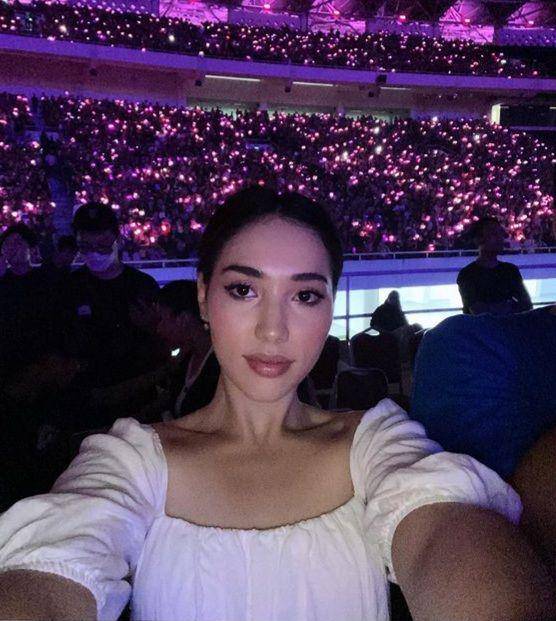 Laksmi Shari De Neefe Suardana Saat Nonton Konser BLACKPINK di Jakarta (Instagram.com/laksmideneefe)