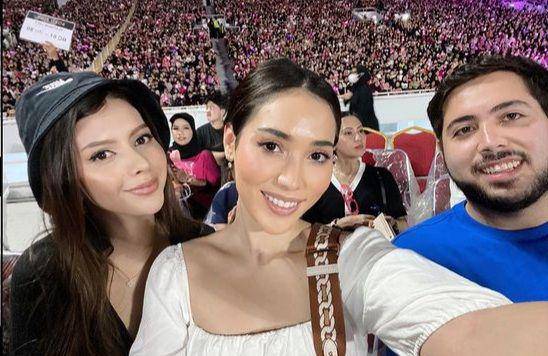 Laksmi Shari De Neefe Suardana Saat Nonton Konser BLACKPINK di Jakarta (Instagram.com/laksmideneefe)
