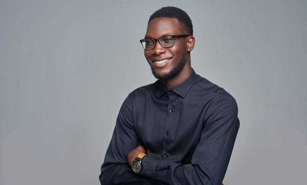 ilustrasi pria yang tersenyum (unsplash.com/Olawale Munna)