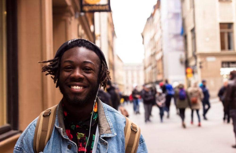 ilustrasi pria yang tersenyum (unsplash.com/Yingchou Han)