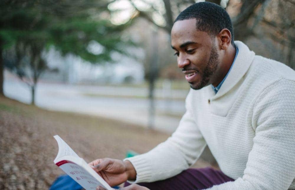 5 Zodiak Ini Gak Pernah Kesepian, Sendiri Bukan Masalah!