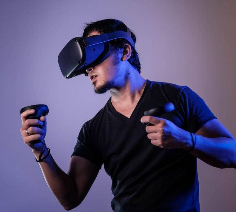 ilustrasi pria yang sedang bermain game (unsplash.com/Minh Pham)