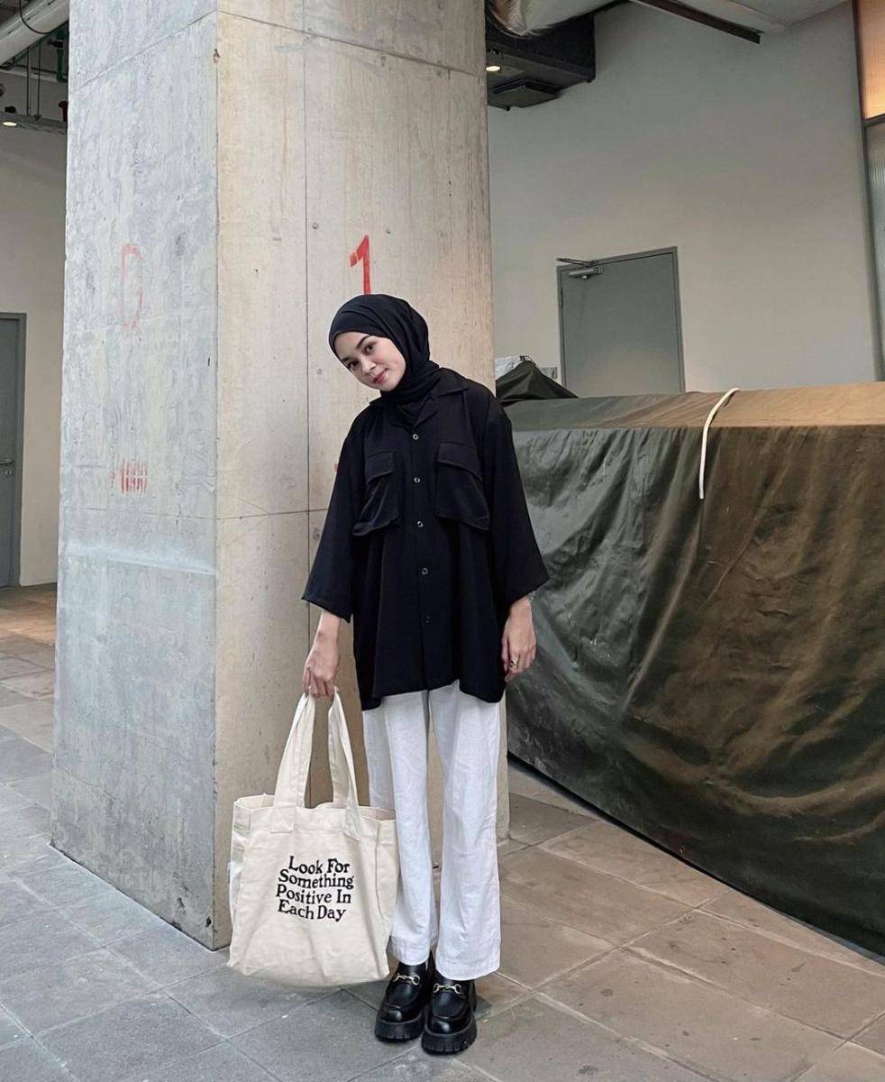 inspirasi padu padan top hitam dari Yure Zalina (instagram.com/yurezalina)