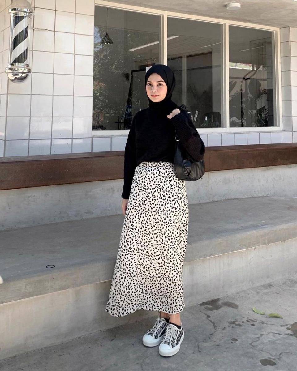 inspirasi padu padan top hitam dari Yure Zalina (instagram.com/yurezalina)