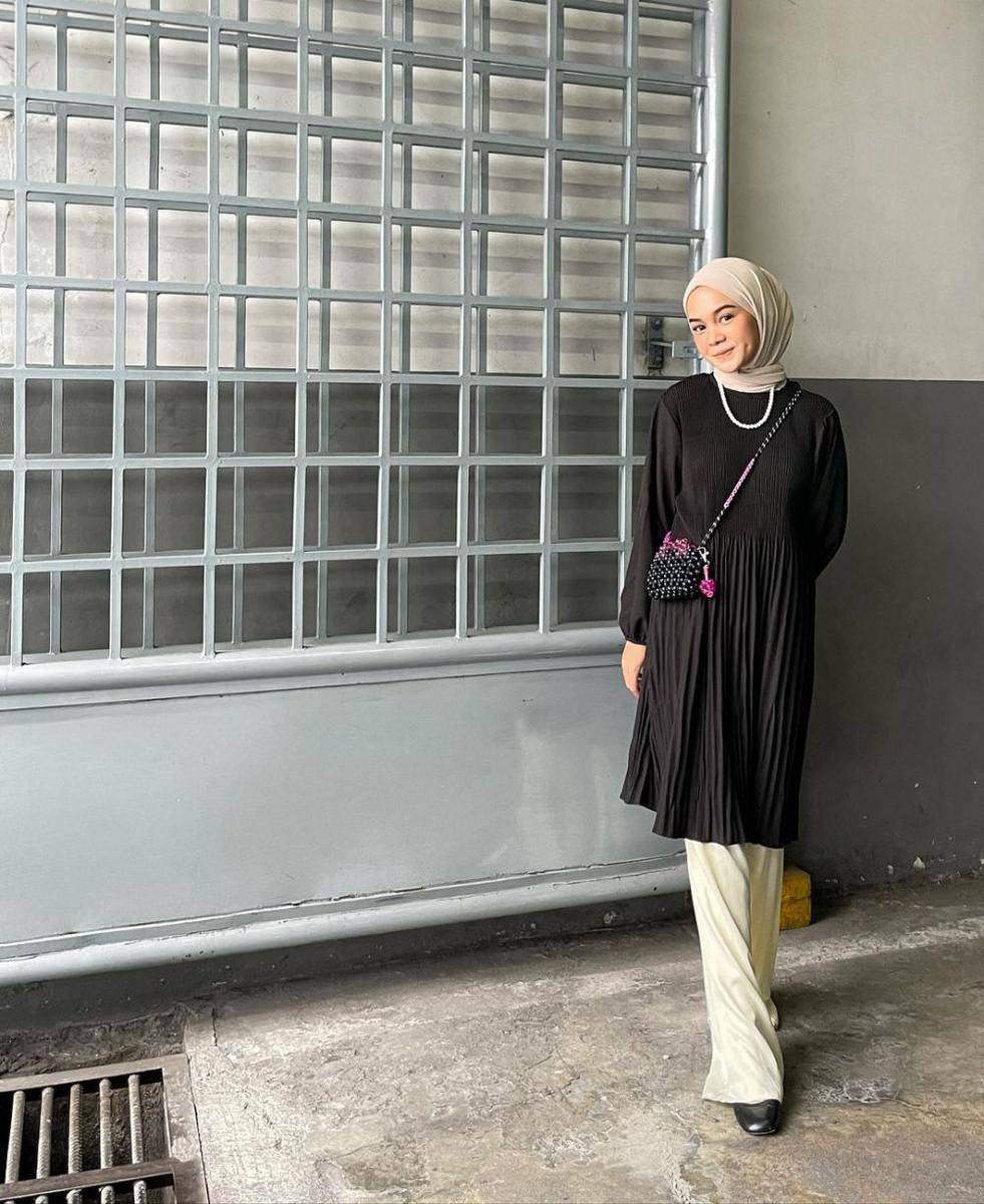 inspirasi padu padan top hitam dari Yure Zalina (instagram.com/yurezalina)