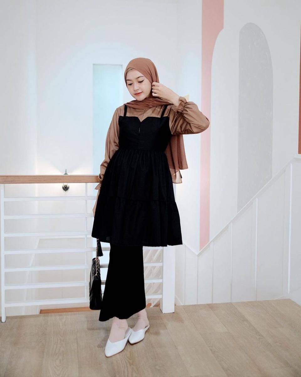 padu padan outfit bernuansa hitam ala selebgram Saritiw (instagram.com/saritiw)