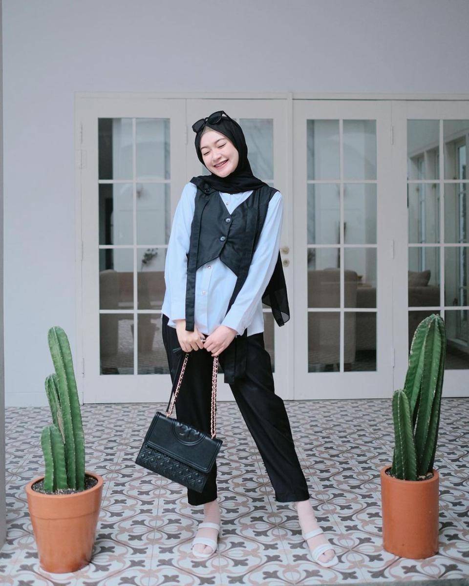 padu padan outfit bernuansa hitam ala selebgram Saritiw (instagram.com/saritiw)