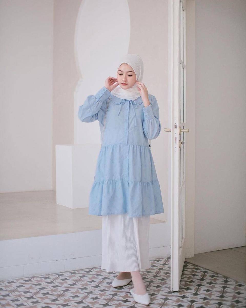 gaya OOTD hijab Sari Endah Pratiwi dengan nuansa biru (instagram.com/saritiw)