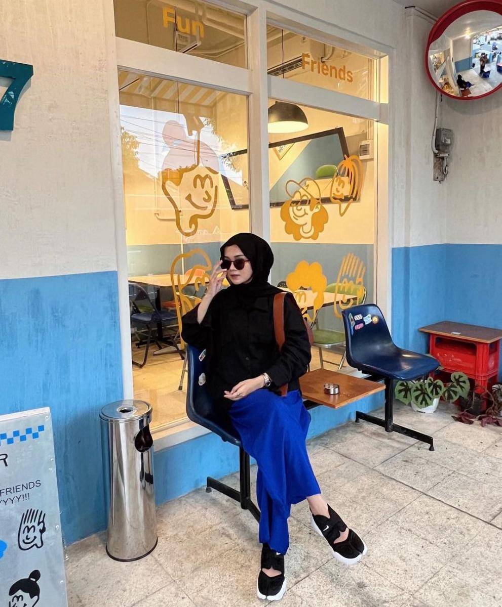 inspirasi padu padan top hitam dari Yure Zalina (instagram.com/yurezalina)