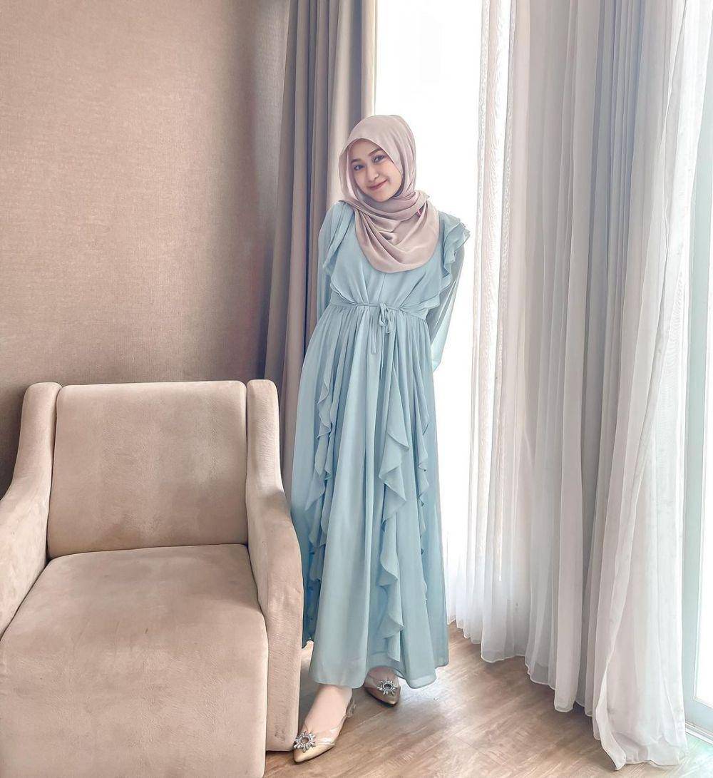 gaya OOTD hijab Sari Endah Pratiwi dengan nuansa biru (instagram.com/saritiw)