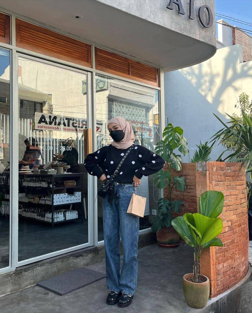 inspirasi padu padan top hitam dari Yure Zalina (instagram.com/yurezalina)