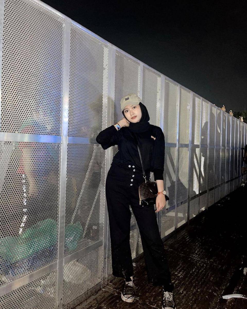 padu padan outfit bernuansa hitam ala selebgram Saritiw (instagram.com/saritiw)