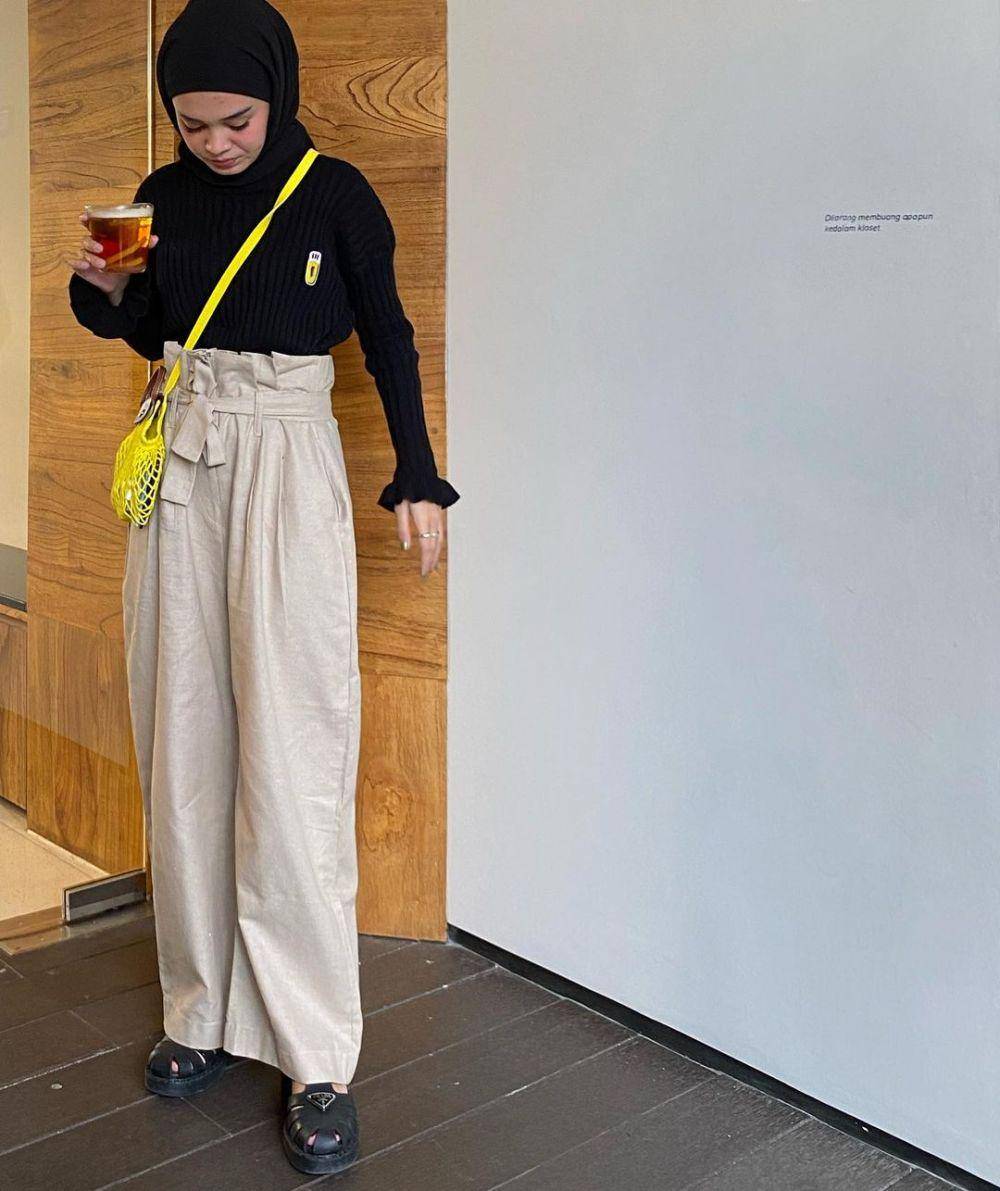 inspirasi padu padan top hitam dari Yure Zalina (instagram.com/yurezalina)