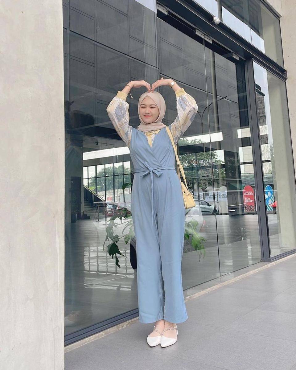 gaya OOTD hijab Sari Endah Pratiwi dengan nuansa biru (instagram.com/saritiw)