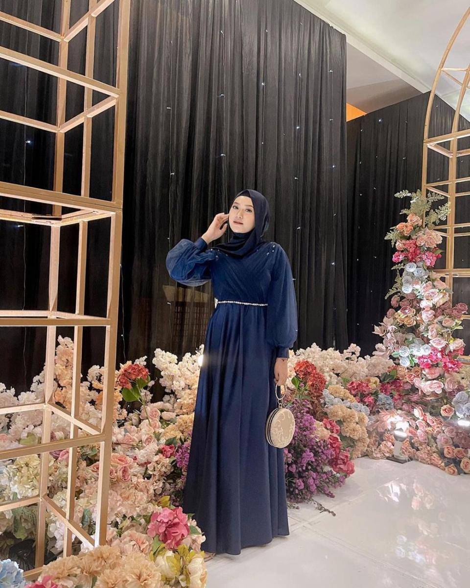 gaya OOTD hijab Sari Endah Pratiwi dengan nuansa biru (instagram.com/saritiw)