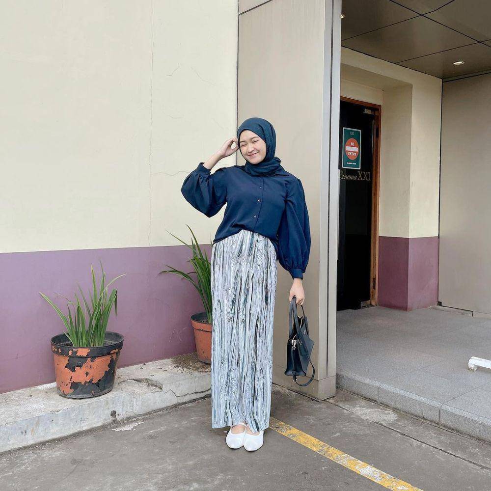 gaya OOTD hijab Sari Endah Pratiwi dengan nuansa biru (instagram.com/saritiw)