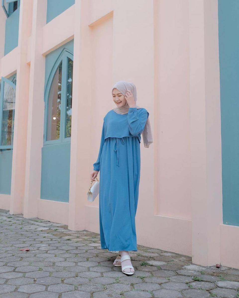 gaya OOTD hijab Sari Endah Pratiwi dengan nuansa biru (instagram.com/saritiw)