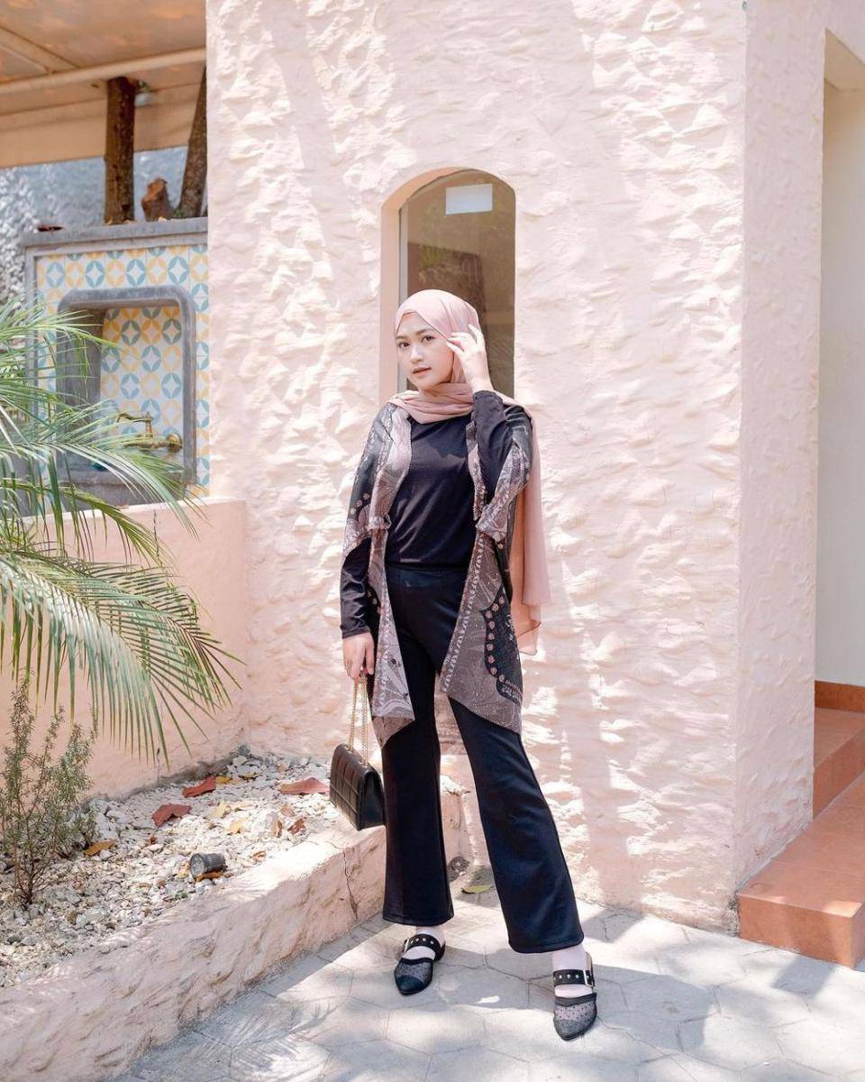 padu padan outfit bernuansa hitam ala selebgram Saritiw (instagram.com/saritiw)