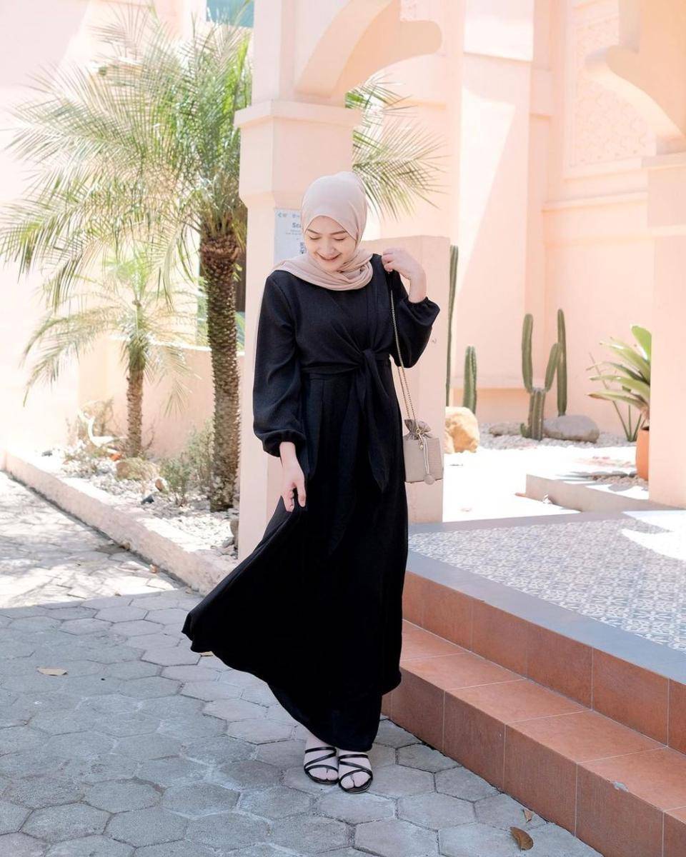padu padan outfit bernuansa hitam ala selebgram Saritiw (instagram.com/saritiw)