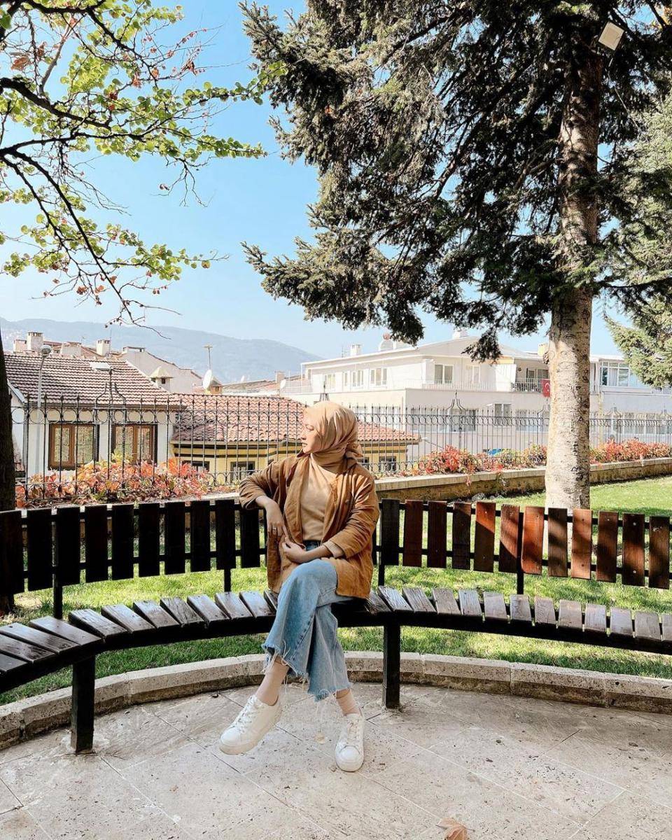 padu padan outfit kasual ala Saritiw (instagram.com/saritiw)