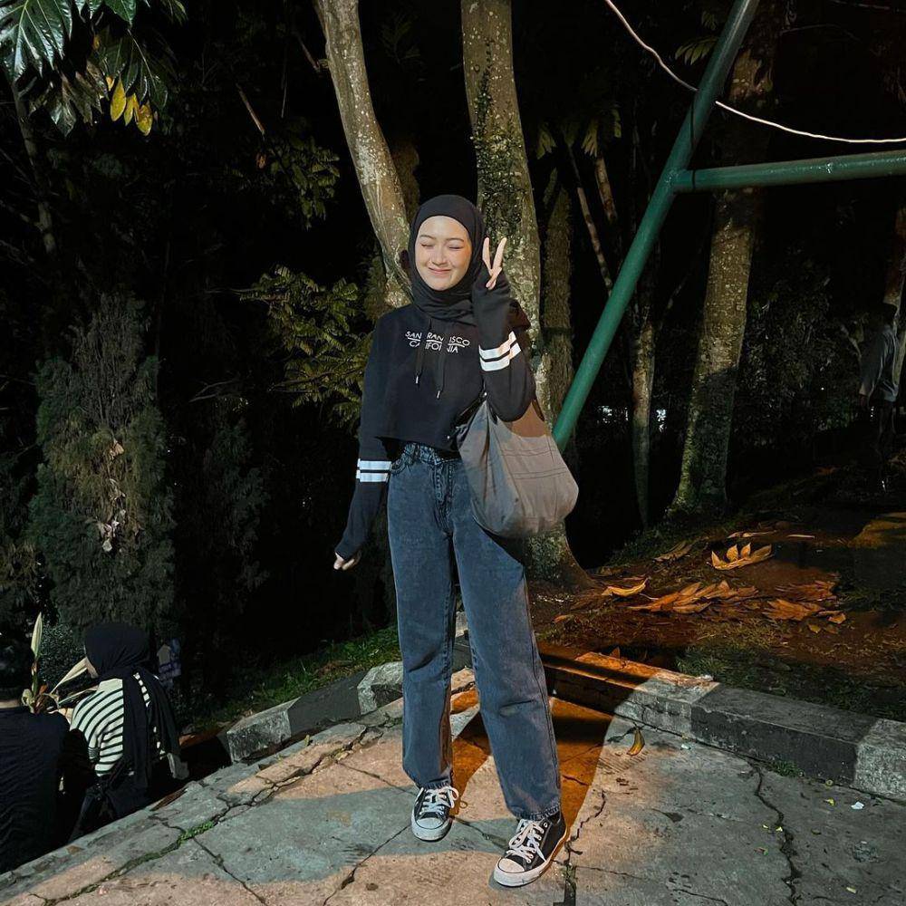 padu padan outfit bernuansa hitam ala selebgram Saritiw (instagram.com/saritiw)