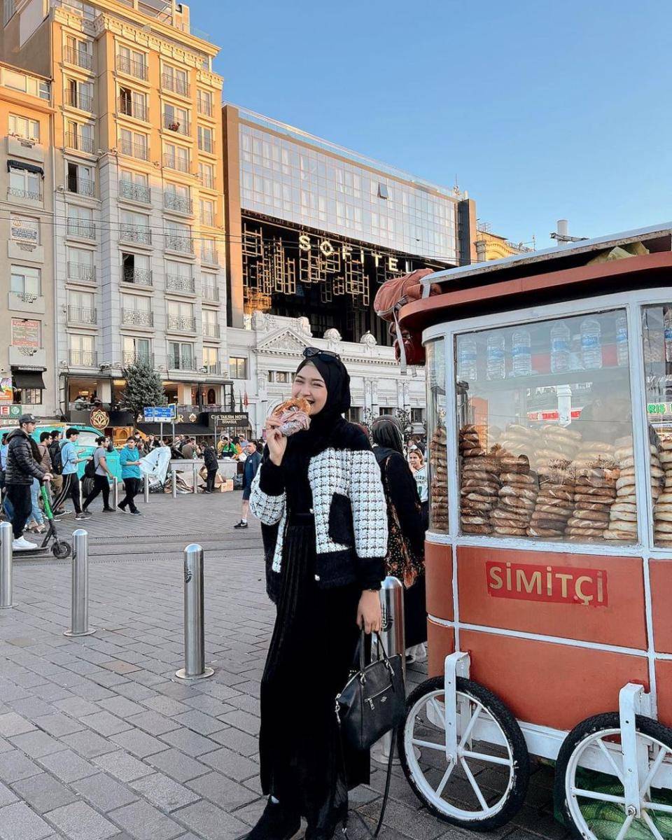 padu padan outfit bernuansa hitam ala selebgram Saritiw (instagram.com/saritiw)