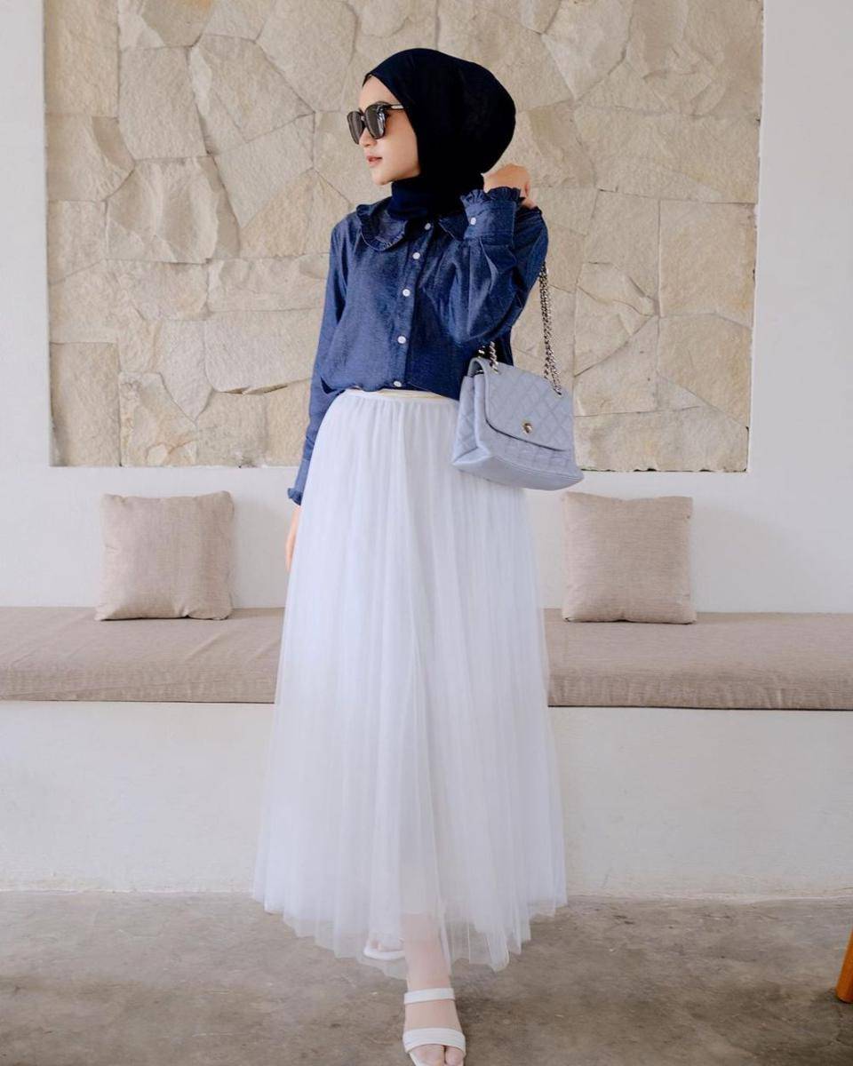 gaya OOTD hijab Sari Endah Pratiwi dengan nuansa biru (instagram.com/saritiw)