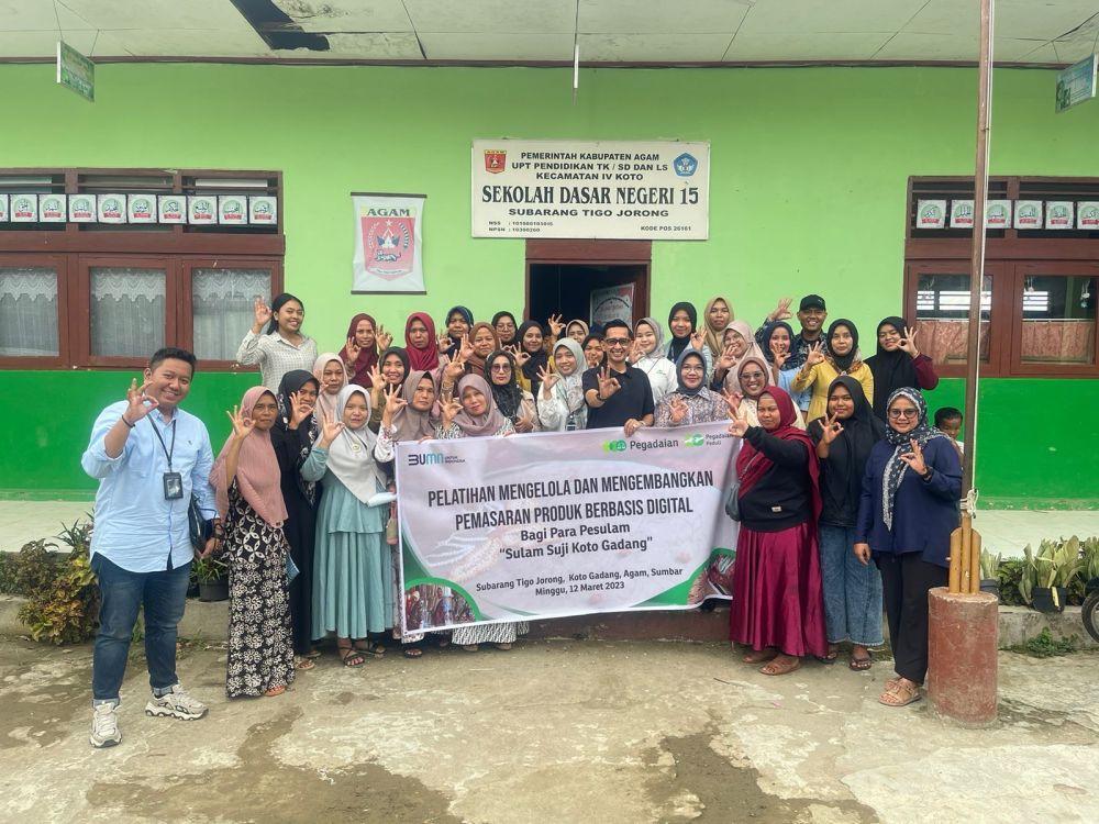 PT Pegadaian menggelar pelatihan dan pendampingan dalam hal pemasaran digital bagi pengrajin sulam suji Desa Subarang Tigo Jorong, Koto Gadang, Bukittinggi, pada Minggu (12/3/2023). (Dok. Pegadaian)