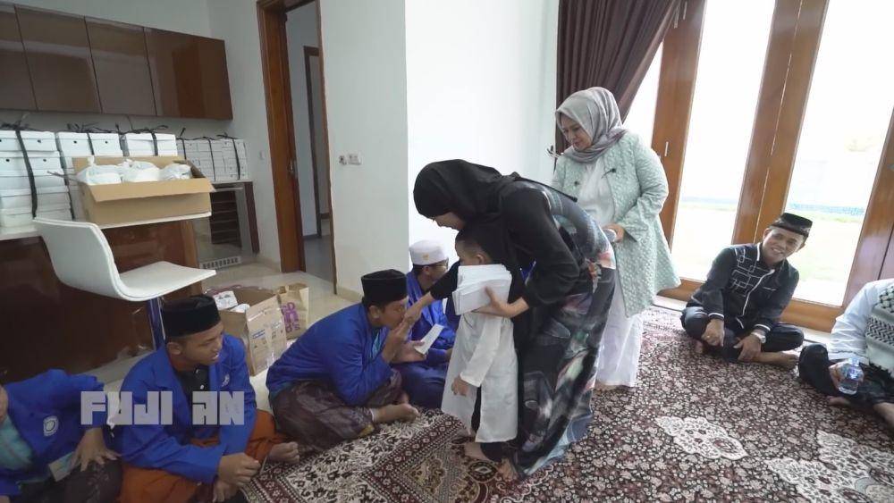 syukuran rumah baru Fuji (YouTube.com/Fuji An)