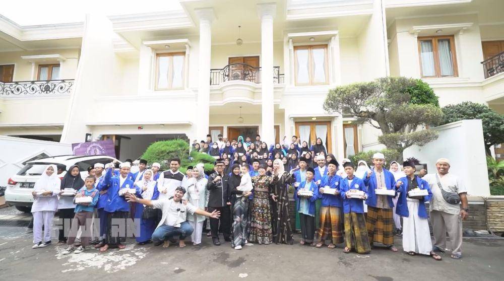 syukuran rumah baru Fuji (YouTube.com/Fuji An)