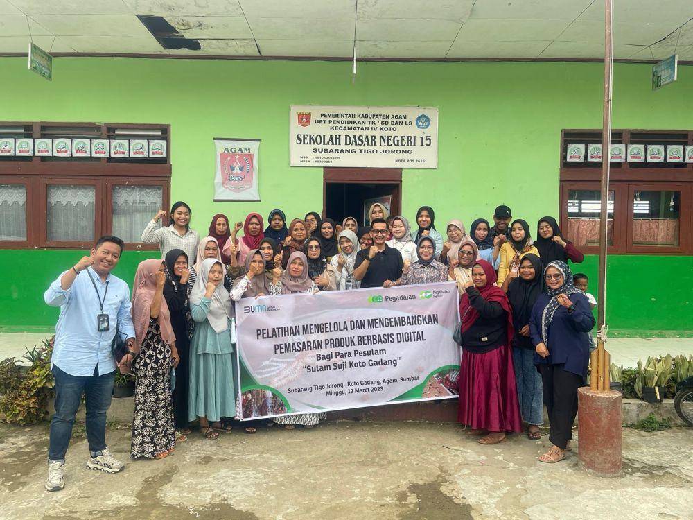 PT Pegadaian menggelar pelatihan dan pendampingan dalam hal pemasaran digital bagi pengrajin sulam suji Desa Subarang Tigo Jorong, Koto Gadang, Bukittinggi, pada Minggu (12/3/2023). (Dok. Pegadaian)
