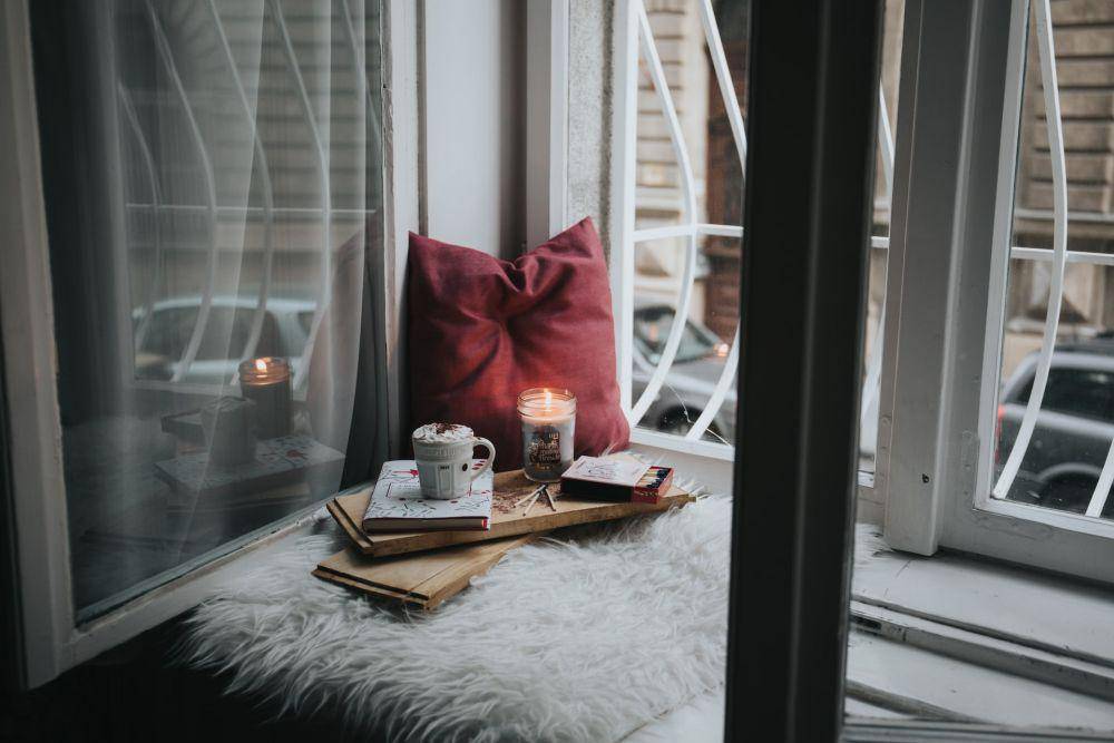 illustrasi sudut ruangan dalam rumah (unsplash.com/@alisaanton)