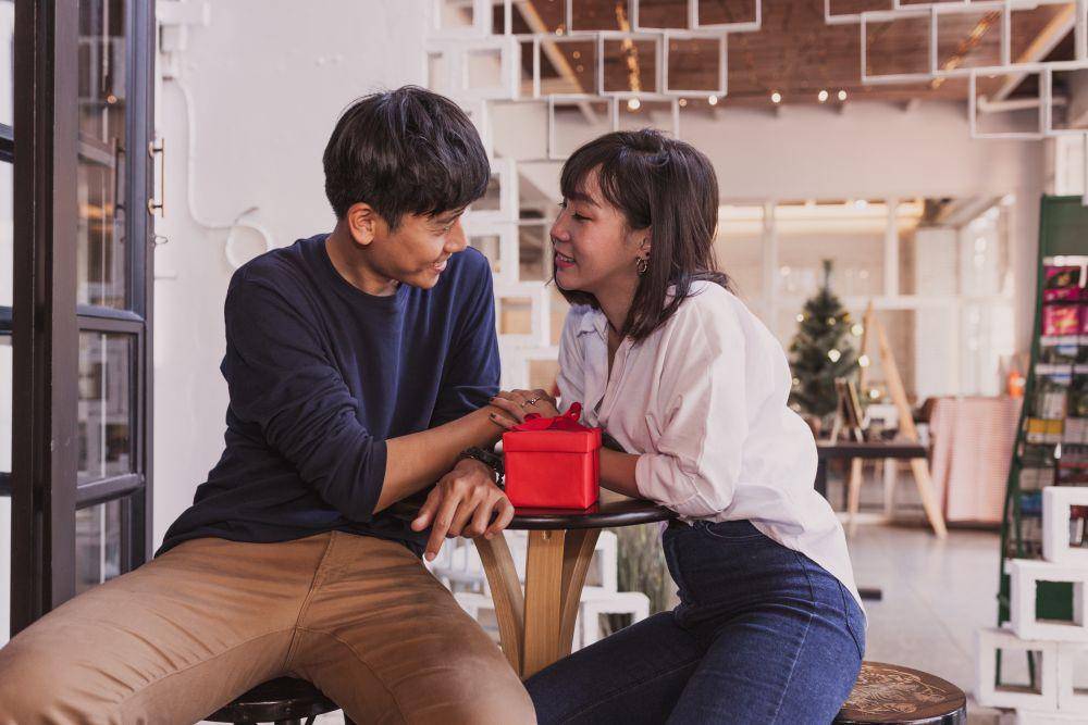 ilustrasi memberi hadiah (freepik.com/freepik)