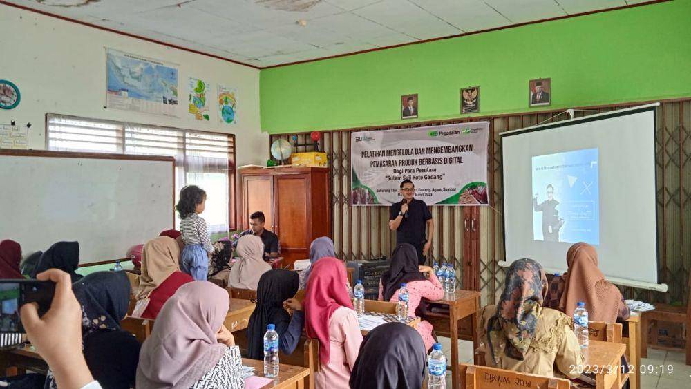 PT Pegadaian menggelar pelatihan dan pendampingan dalam hal pemasaran digital bagi pengrajin sulam suji Desa Subarang Tigo Jorong, Koto Gadang, Bukittinggi, pada Minggu (12/3/2023). (Dok. Pegadaian)
