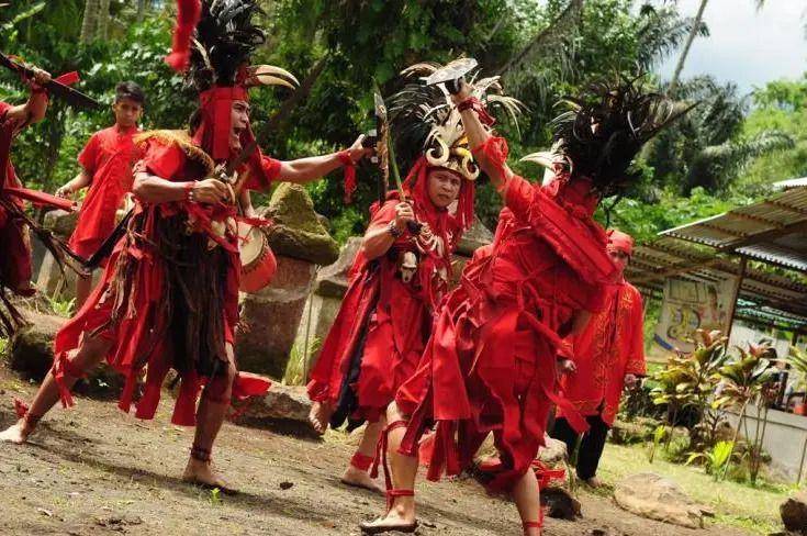 ilustrasi tari cakalele (sumber: muffingraphics)