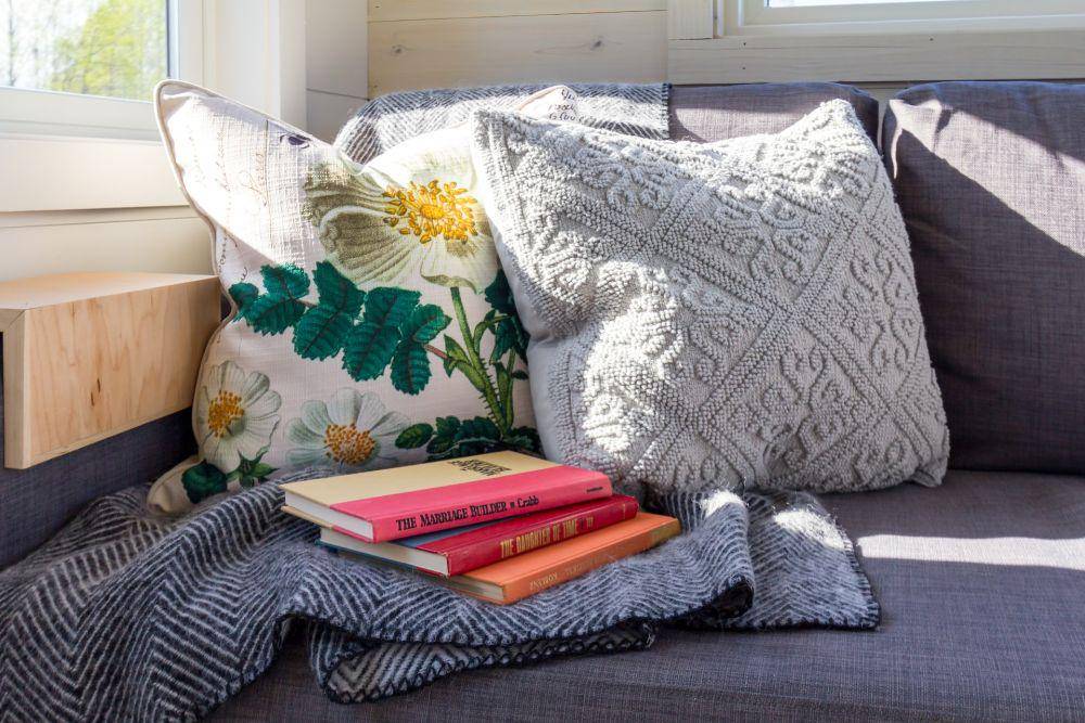 bantal duduk dan buku (unsplash.com/@calvinhanson)