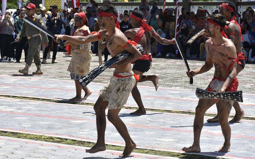 ilustrasi tari cakalele (sumber: infopublik.id)