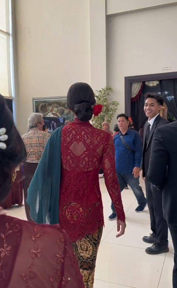 potret Erika Carlina kondangan (tiktok.com/eri_carl)
