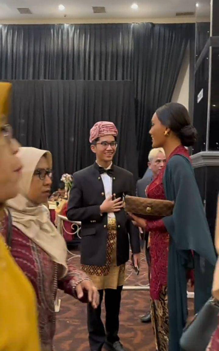 potret Erika Carlina kondangan (tiktok.com/eri_carl)