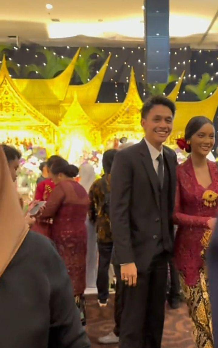 potret Erika Carlina kondangan (tiktok.com/eri_carl)