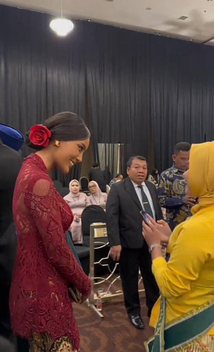 potret Erika Carlina kondangan (tiktok.com/eri_carl)