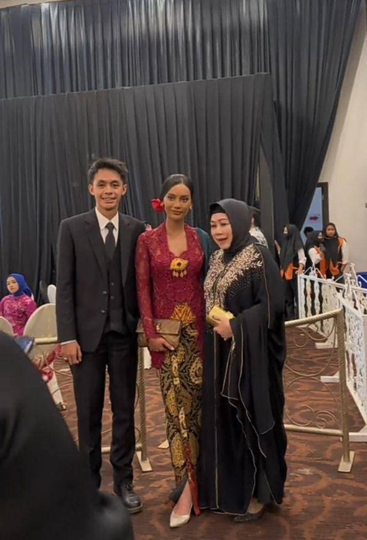 potret Erika Carlina kondangan (tiktok.com/eri_carl)