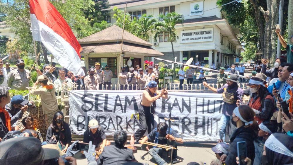 Puluhan Pecinta Alam Demo ke Perhutani Usai Kerusakan di Ranca Upas