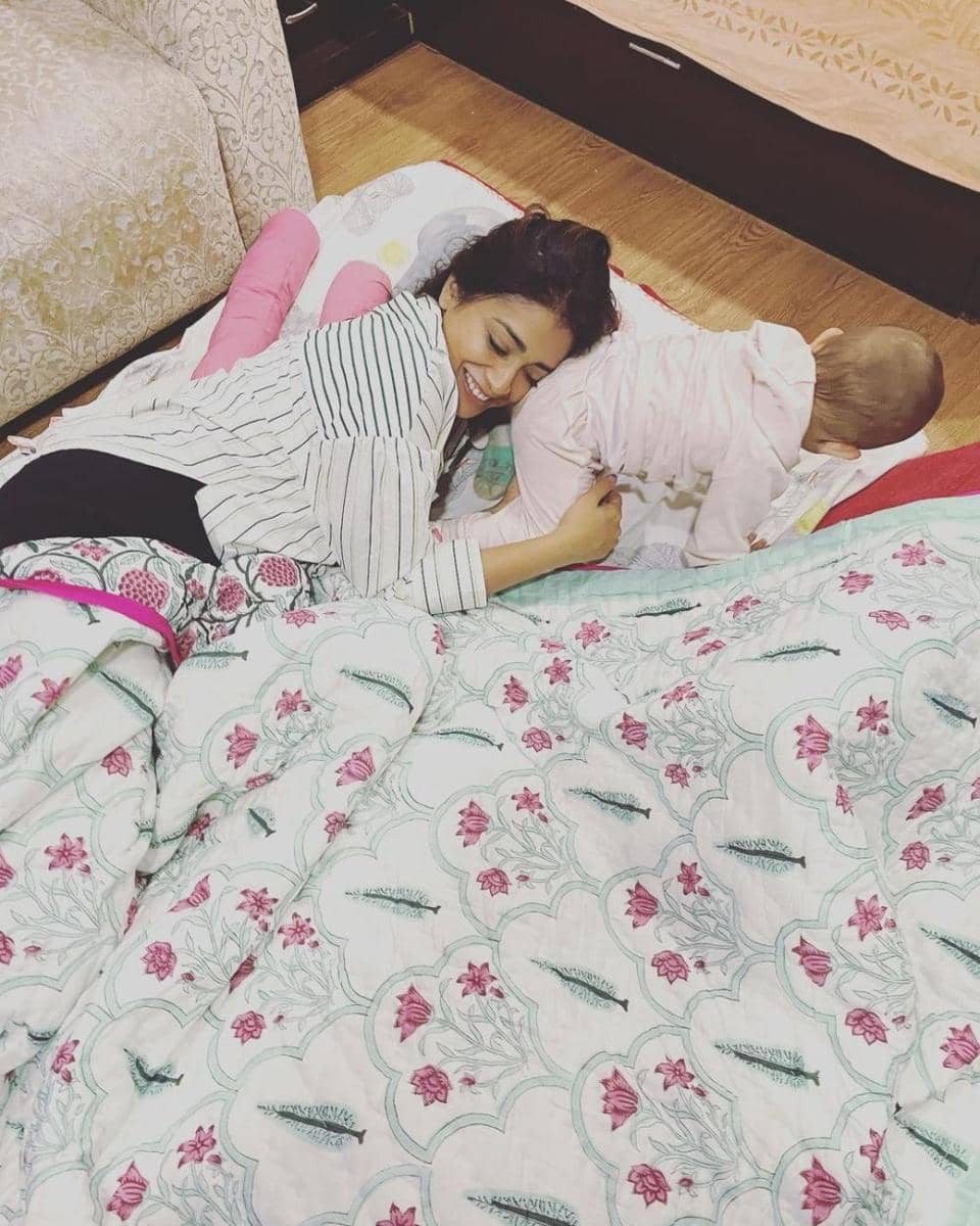 Shriya Saran dan putrinya (instagram.com/shriya_saran1109)