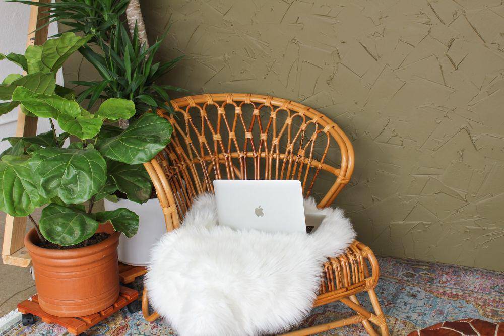 illustrasi cozy corner dalam rumah (unsplash.com/@ktpolansky12)