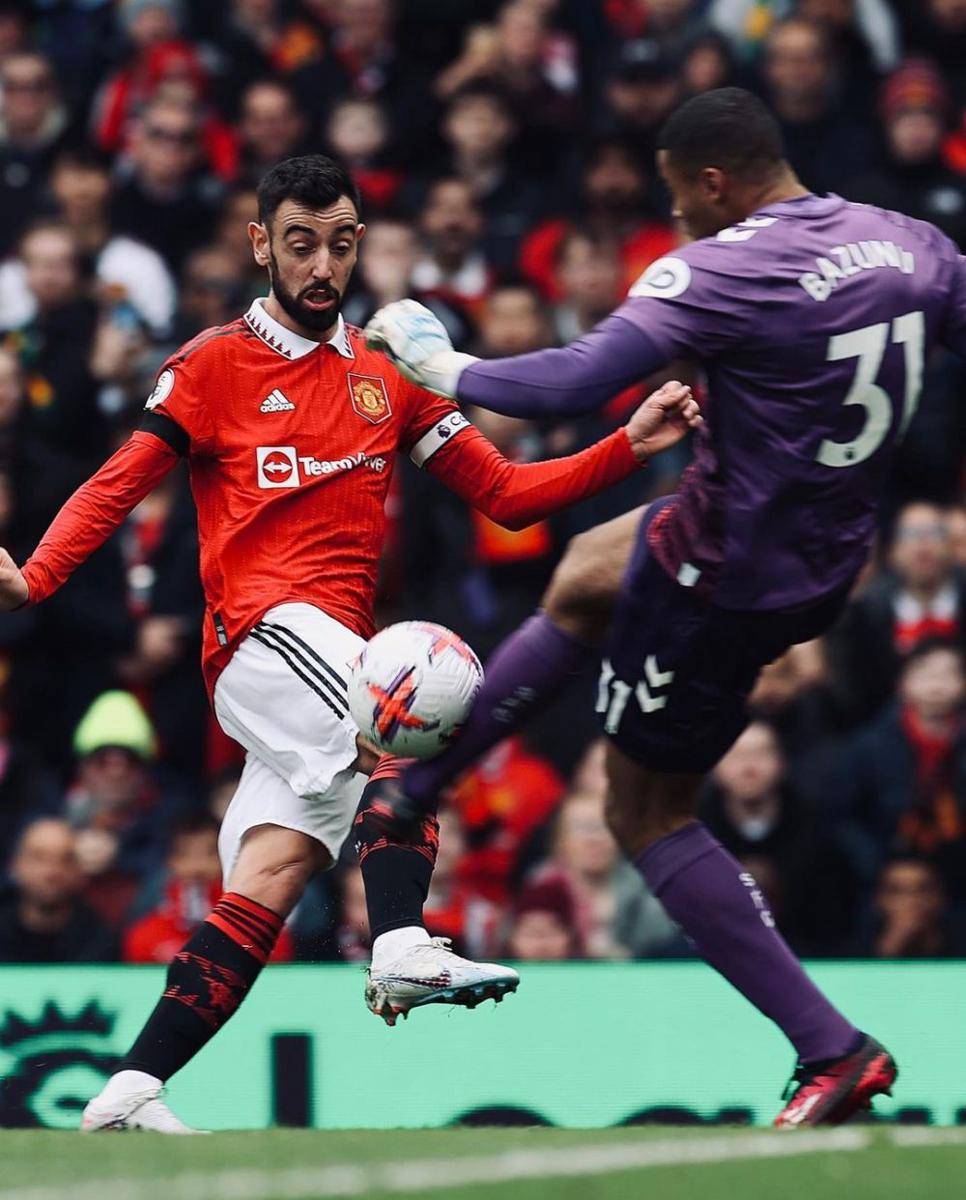 Bruno Fernandes saat berduel dengan kiper Southampton (www.instagram.com/manchesterunited)